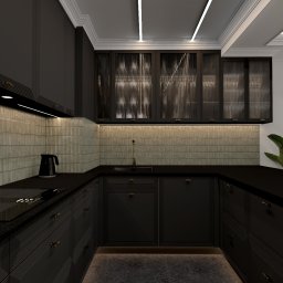 Studio WNĘTRZ Agnieszka Chwedaczuk - Elegancka, czarna kuchnia w stylu klasycznym z ryflowanymi frontami, złotymi detalami i oświetleniem LED. Dekoracyjne płytki na ścianie i szklane witryny szafek.