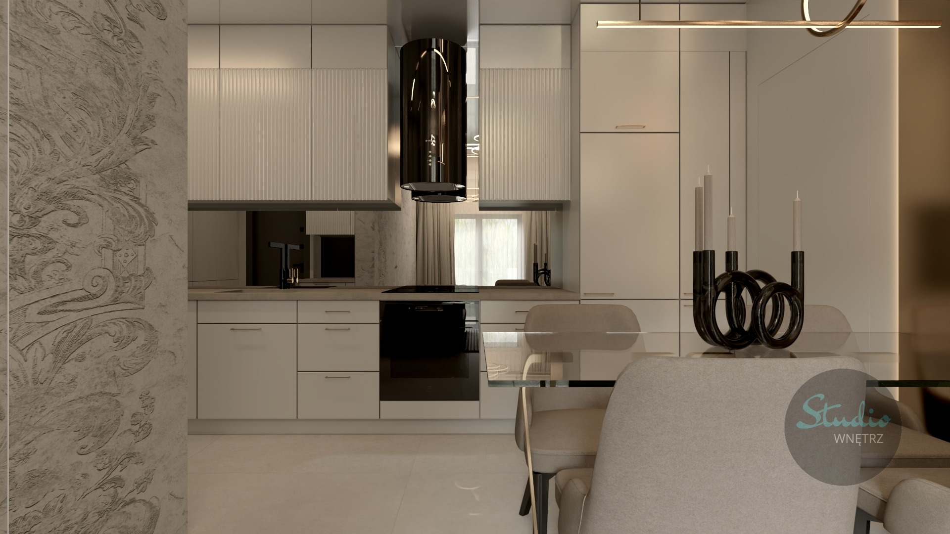 Elegancka, nowoczesna kuchnia w odcieniach beżu i bieli z czarnymi akcentami, widok z jadalni. Na pierwszym planie szklany stół z krzesłami i dekoracyjny świecznik. W tle zabudowa kuchenna...