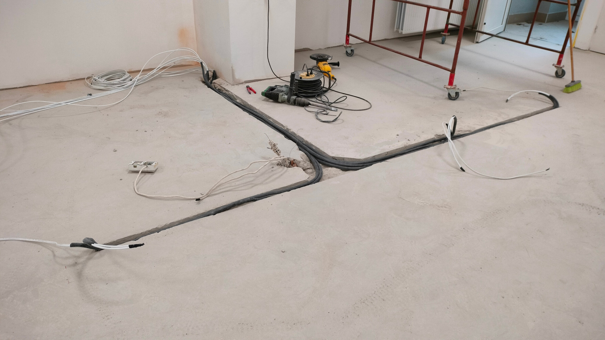 Dołożenie instalacji pod lady recepcji