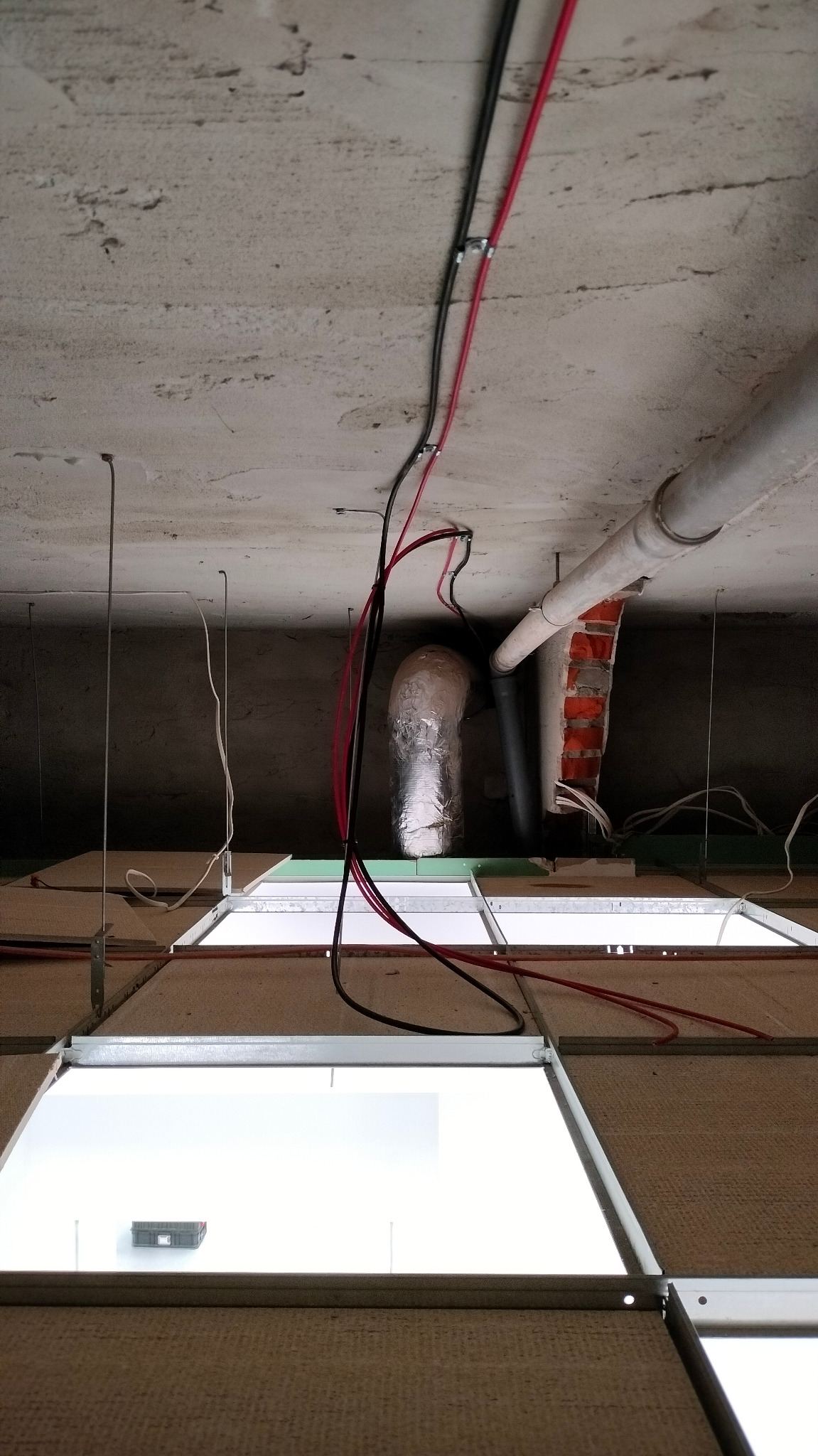 Instalacja oświetlenia ewakuacyjnego i awaryjnego