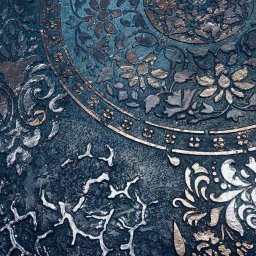 Malowanko 3Miasto - Dekoracyjna ściana w odcieniach granatu z reliefami kwiatowymi i geometrycznymi w kolorze srebrnym i złotym, imitująca metaliczny ornament.