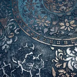 Dekoracyjna ściana w odcieniach granatu z reliefami kwiatowymi i geometrycznymi w kolorze srebrnym i złotym, imitująca metaliczny ornament.