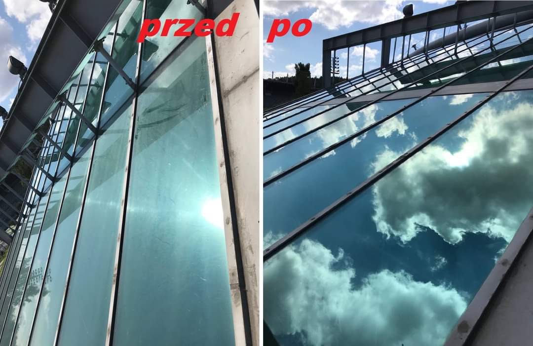 Porównanie stanu okien dachu szklanego przed i po czyszczeniu, z widocznym odbiciem chmur na czystej powierzchni.