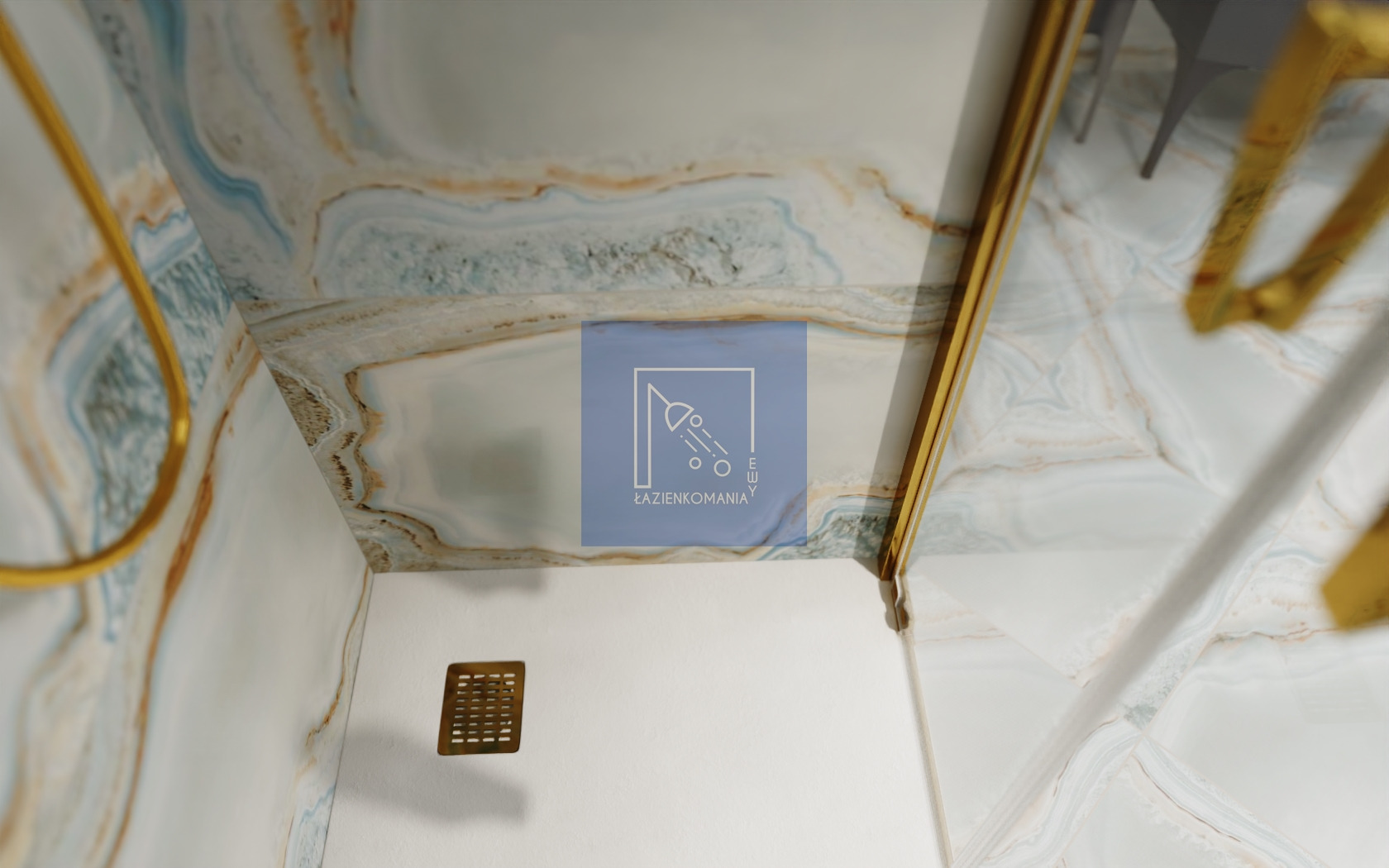 Kabiną prysznicowa z marmurowym wykończeniem ścian i sufitu, złote detale, odpływ liniowy w podłodze oraz logo firmy Łazienkomania na szklanej ściance.