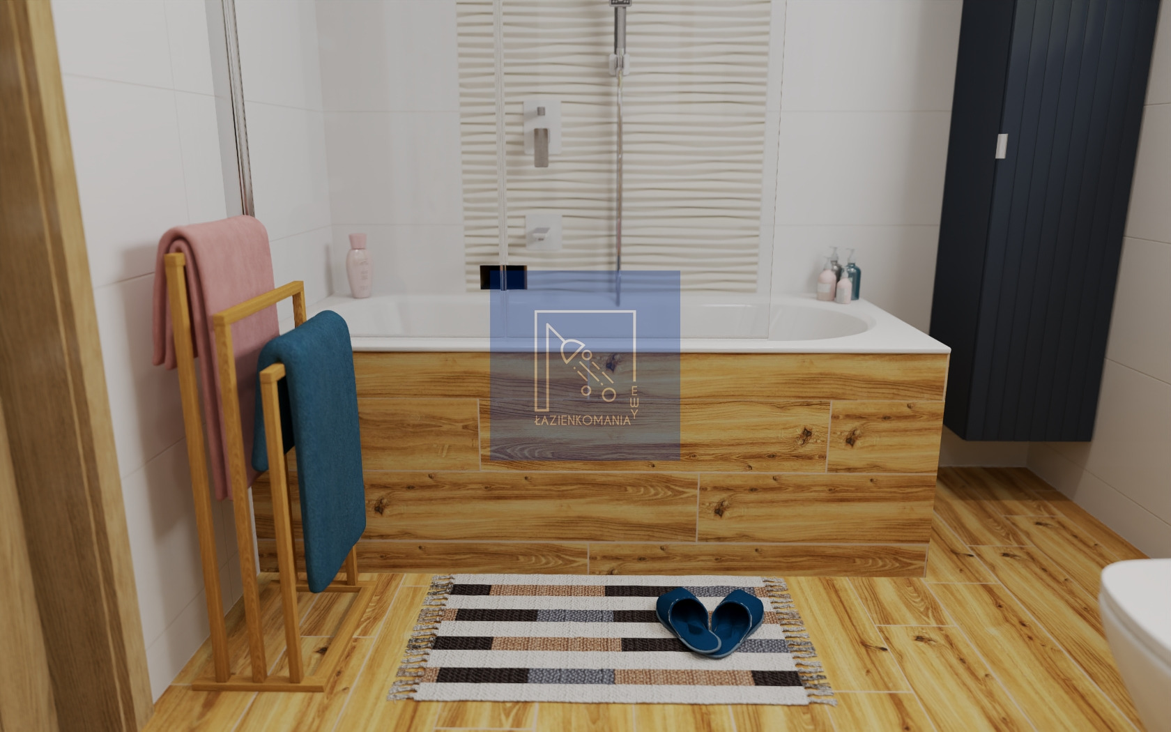 Wizualizacja łazienki z wanną obłożoną drewnopodobnymi płytkami, ręcznikami na drewnianym stojaku, dywanikiem w paski i niebieskimi klapkami.