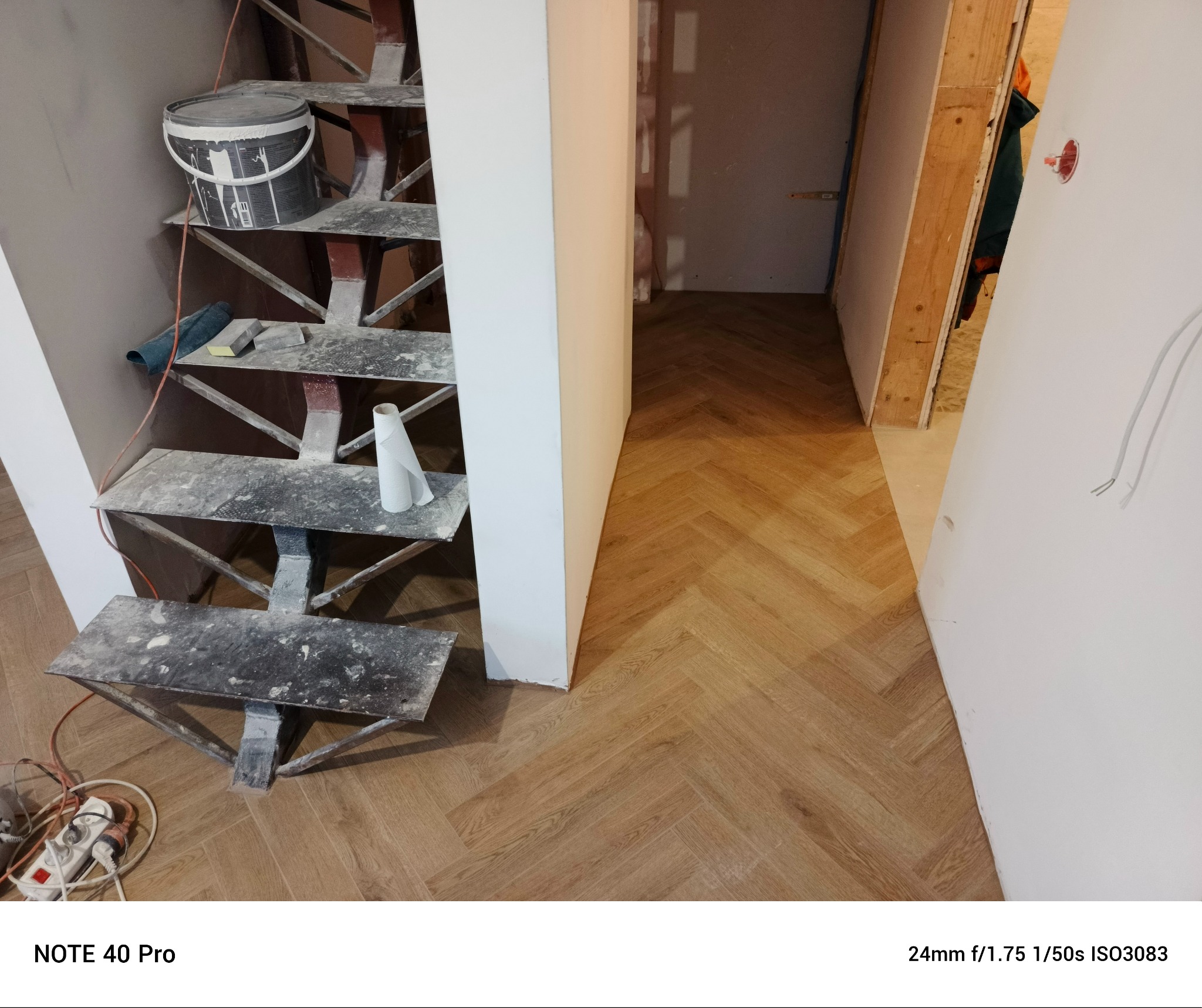 Płytki o rozmiarze 60x9 cm w klasyczną jodełkę.