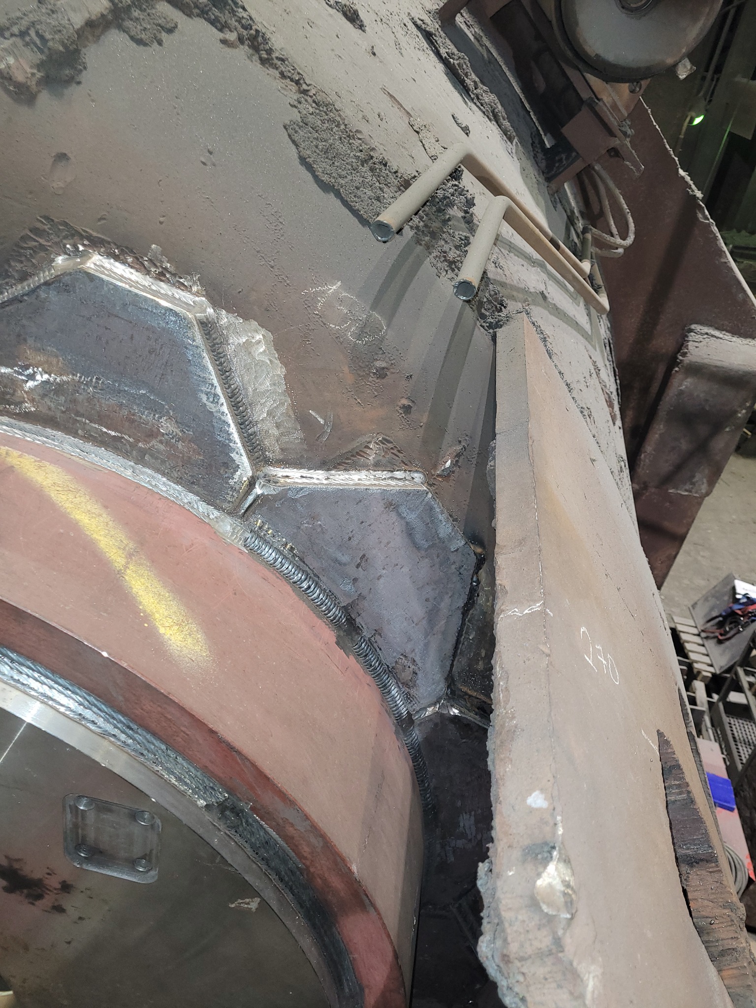 Wzmocnienie spawane konstrukcji metalowej w zakładzie w Rudzie Śląskiej, widoczne spoiny i elementy konstrukcyjne.