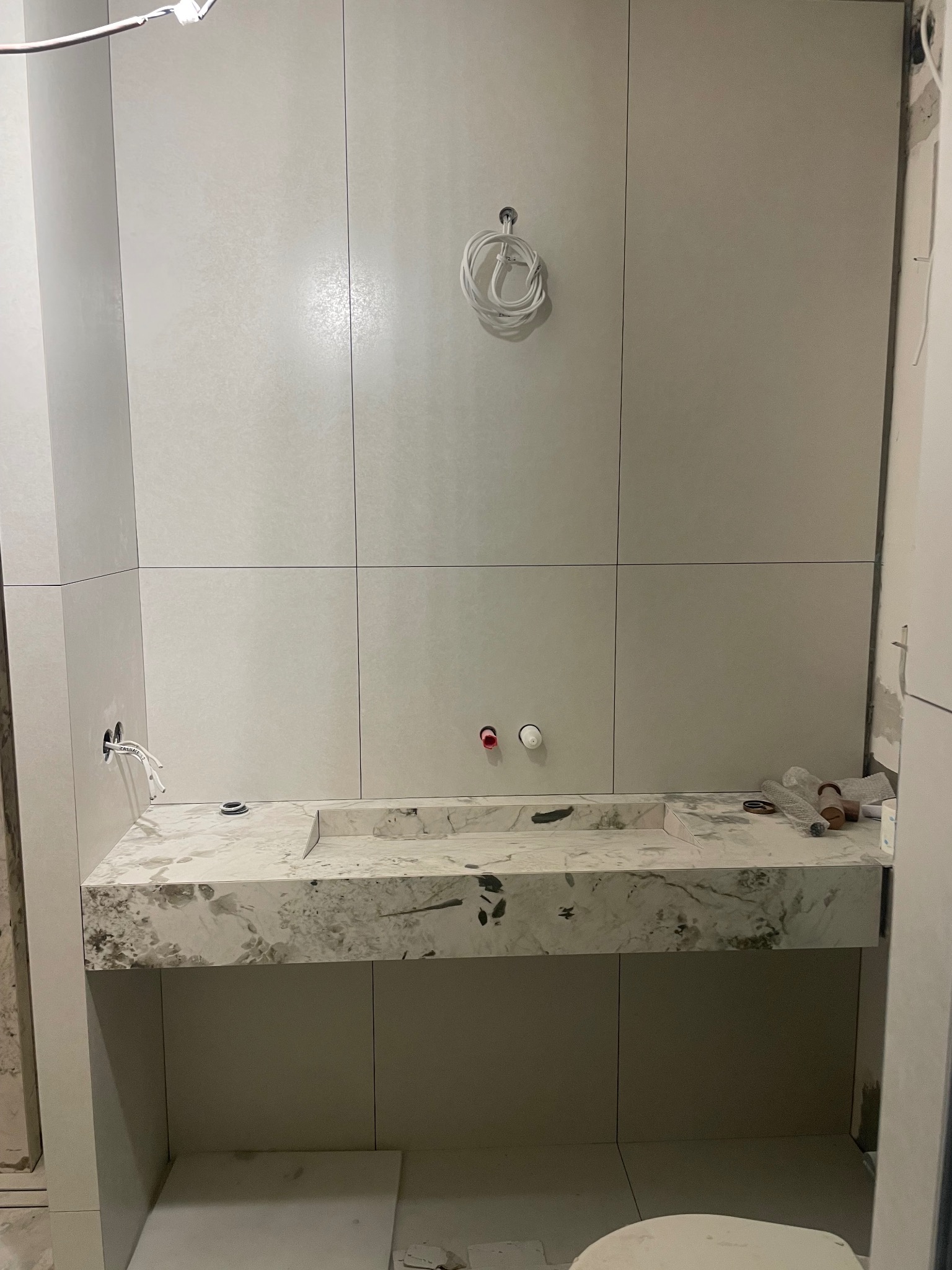 Umywalka wykonana z płytki wielkoformatowej. 120x280