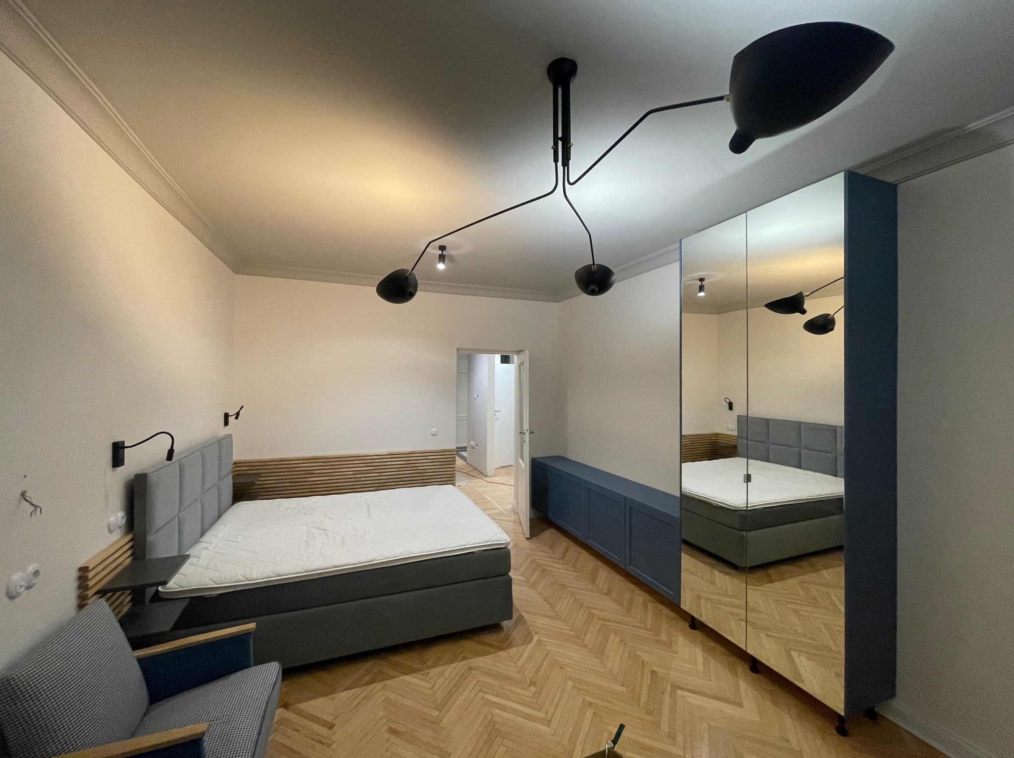 Sypialnia w mieszkaniu. Listwy sufitowe malowane w kolorze sufitu.