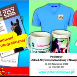 Przykładowe produkty pracowni poligraficzno-fotograficznej: wizytówki, ulotki, kalendarz, koszulki z nadrukiem i kubki z grafiką.