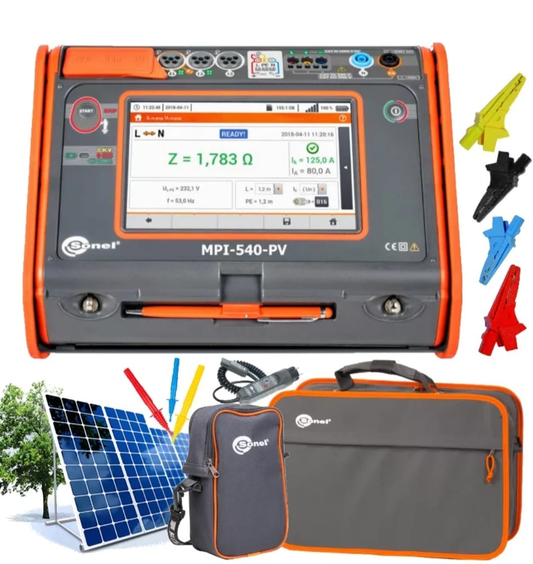 Miernik instalacji fotowoltaicznych Sonel MPI-540-PV z akcesoriami: kable pomiarowe, krokodylki, torby transportowe i panel fotowoltaiczny w tle.
