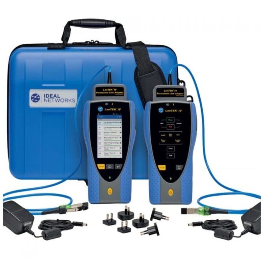 Zestaw dwóch niebieskich testerów kabli LanTEK IV z adapterami, zasilaczami i futerałem marki Ideal Networks.