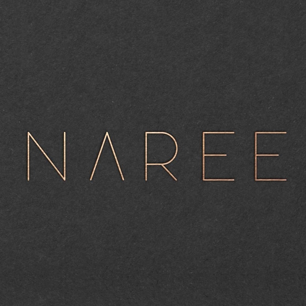 Minimalistyczne logo 'NAREE' w kolorze złota na ciemnoszarym teksturowanym tle.