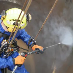 Alpinistyczne czyszczenie instalacji przemysłowych z myjką ciśnieniową.