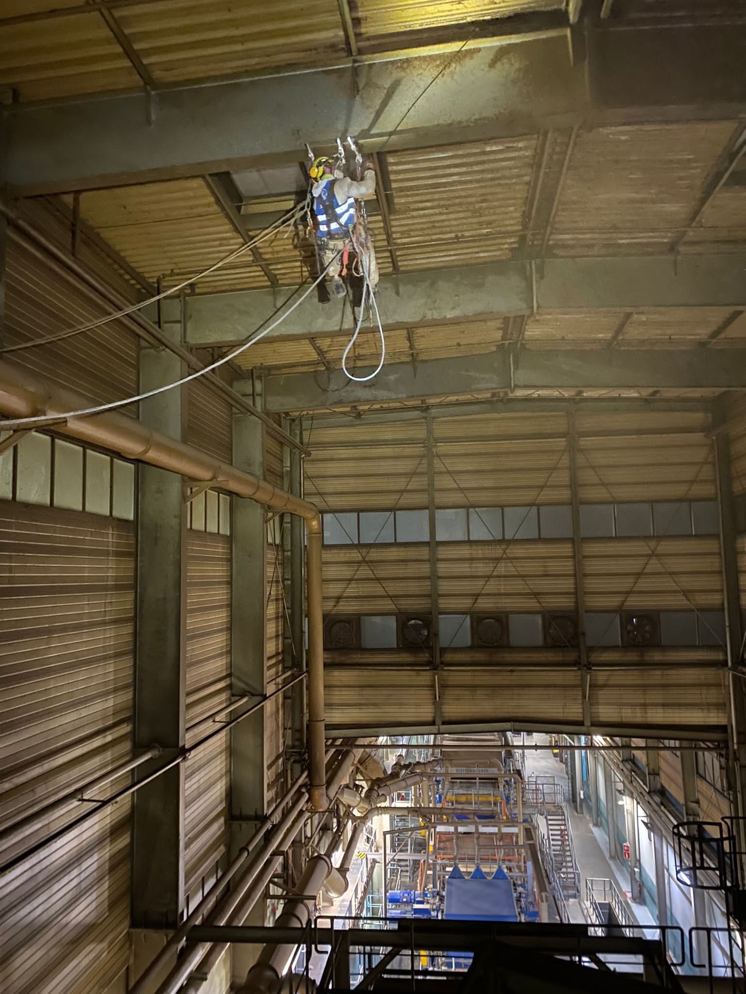 Alpinistyczne czyszczenie sufitów hal w trudno dostępnych miejscach.