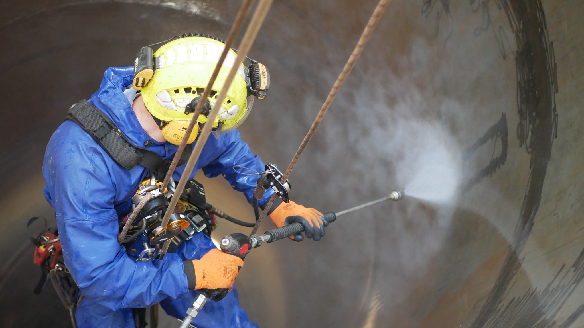 Alpinistyczne czyszczenie instalacji przemysłowych z myjką ciśnieniową.