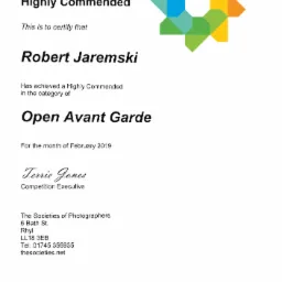 Certyfikat uznania dla fotografa Roberta Jaremskiego za osiągnięcie w kategorii Open Avant Garde, przyznany przez The Societies of Photographers w lutym 2019, z kolorowym logo organizacji.
