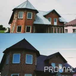 Dwukondygnacyjny budynek z cegły z wieżyczką i metalowym dachem w trakcie renowacji, z widoczną drabiną opartą o ścianę, podzielony na dwie części: g&oacute;rną z jasnym dachem i dolną z ciemnym dachem.