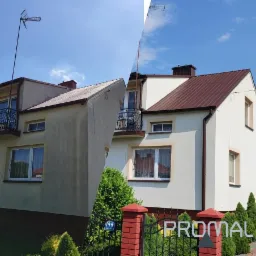 Dom jednorodzinny przed i po renowacji elewacji i dachu, widoczna różnica w kolorystyce i czystości, z logo firmy Promal w dolnym rogu.