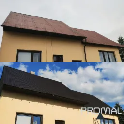 Porównanie dachu przed i po renowacji: zardzewiała blacha falista pokryta mchem kontra świeżo pomalowana, ciemnobrązowa blacha falista na tle błękitnego nieba z chmurami; widoczna elewacja budynku...