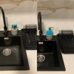 Porównanie czystości czarnego zlewu kuchennego przed i po umyciu, widoczne osady kamienia i zacieków usunięte, z czarną baterią, dozownikiem na płyn i ociekaczem na naczynia.