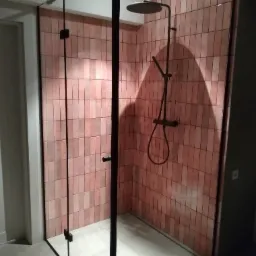 Kabina prysznicowa, czarne okucia.