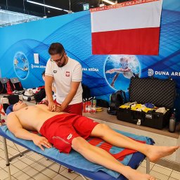 Mistrzostwa Świata w Pływaniu Budapeszt 2022- Filip przygotowuje do startu Konrada Czerniaka