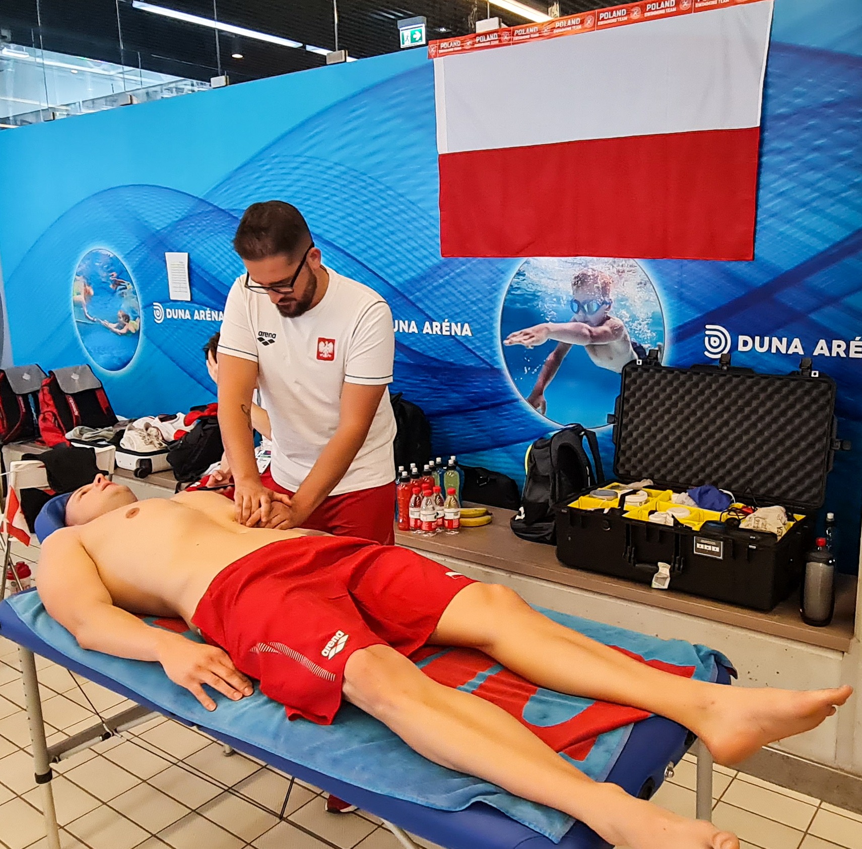 Mistrzostwa Świata w Pływaniu Budapeszt 2022- Filip przygotowuje do startu Konrada Czerniaka