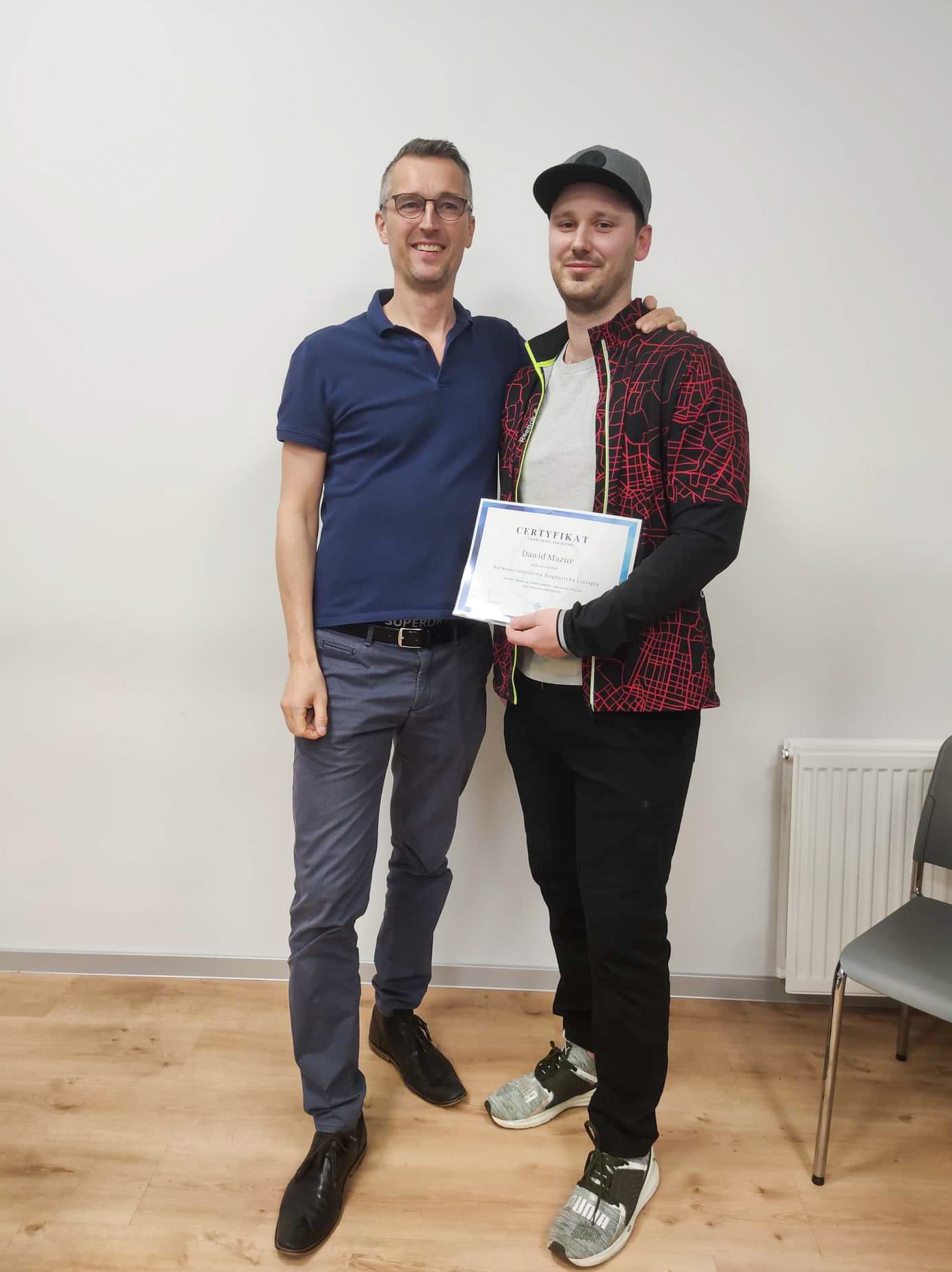 Dawid szczęśliwy po zakończonym owocnym szkoleniu