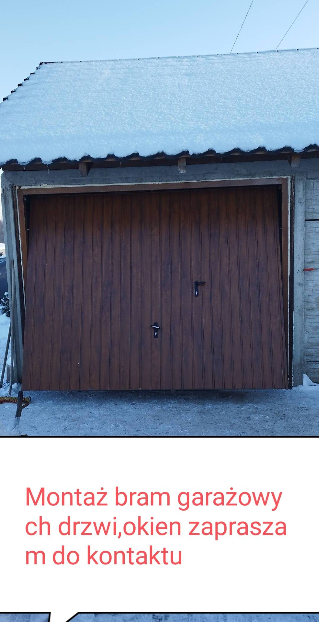 Brązowa brama garażowa segmentowa z dwoma zamkami na tle ośnieżonego dachu i podjazdu.