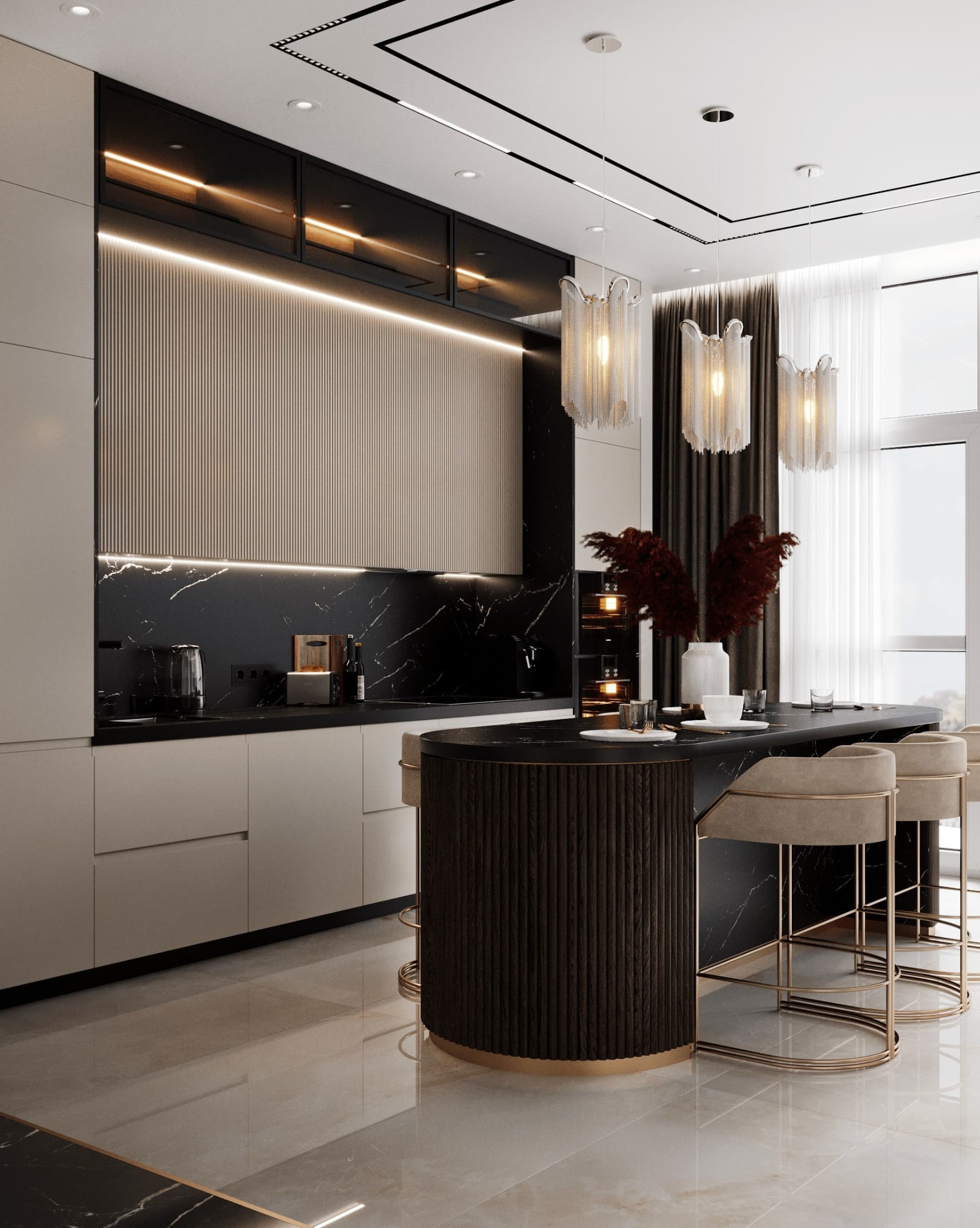 Ekskluzywna kuchnia z wyspą, czarnym blatem z marmuru, kremowymi szafkami i złotymi akcentami na krzesłach barowych, oświetlona wiszącymi lampami łańcuszkowymi.