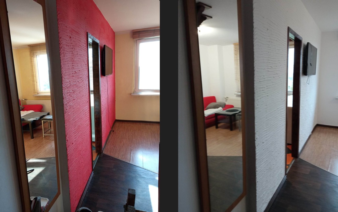 Korytarz mieszkania po remoncie z dekoracyjną fakturą na ścianie pomalowaną na czerwono i biało, widok przez lustro na pokój z czerwonym narożnikiem i telewizorem na ścianie.