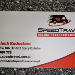 Wizytówka firmy SpeedTravel z logo przedstawiającym dynamiczny transportowy bus, oferującej usługi przeprowadzkowe, z adresem, numerem telefonu i adresem e-mail.