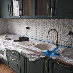 Mozaika ze złotą fugą w czasie prac
