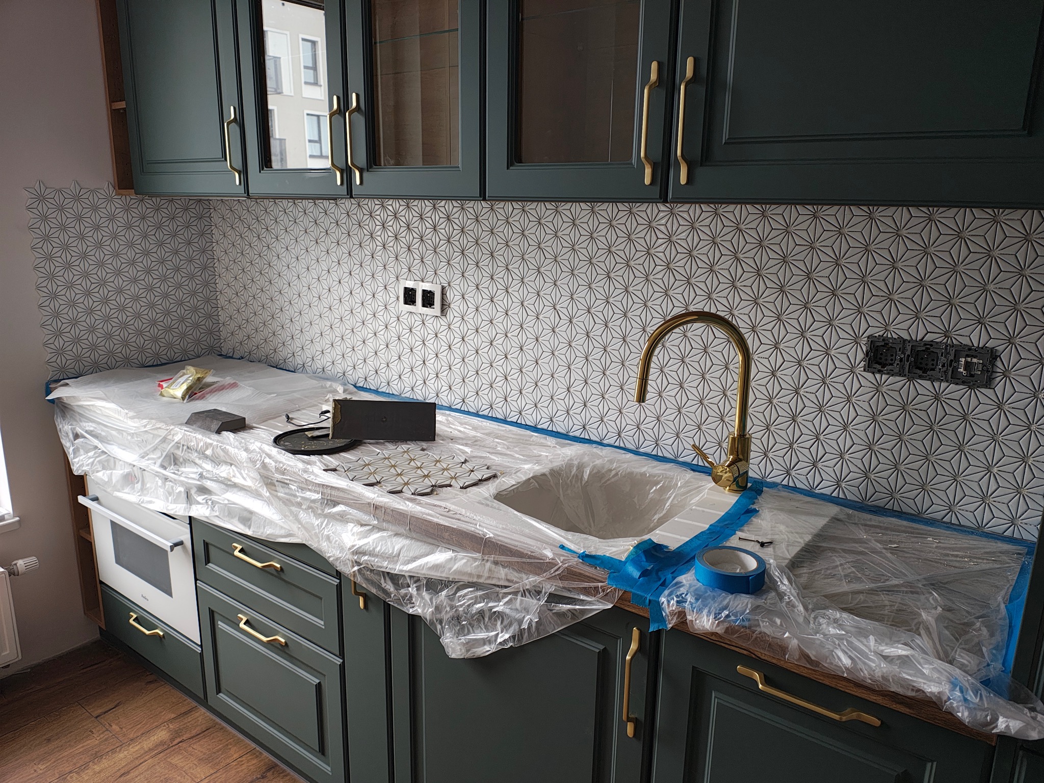 Mozaika ze złotą fugą w czasie prac