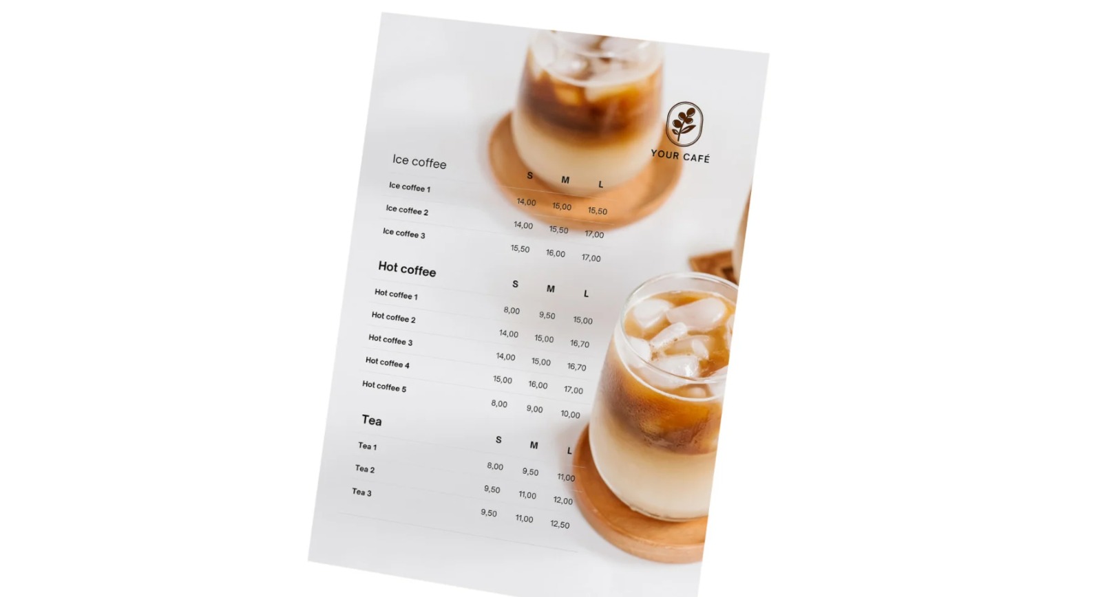 Menu kawiarni z cenami napojów, w tym kawa mrożona i herbata, z dwoma szklankami kawy mrożonej na drewnianych podstawkach w tle.