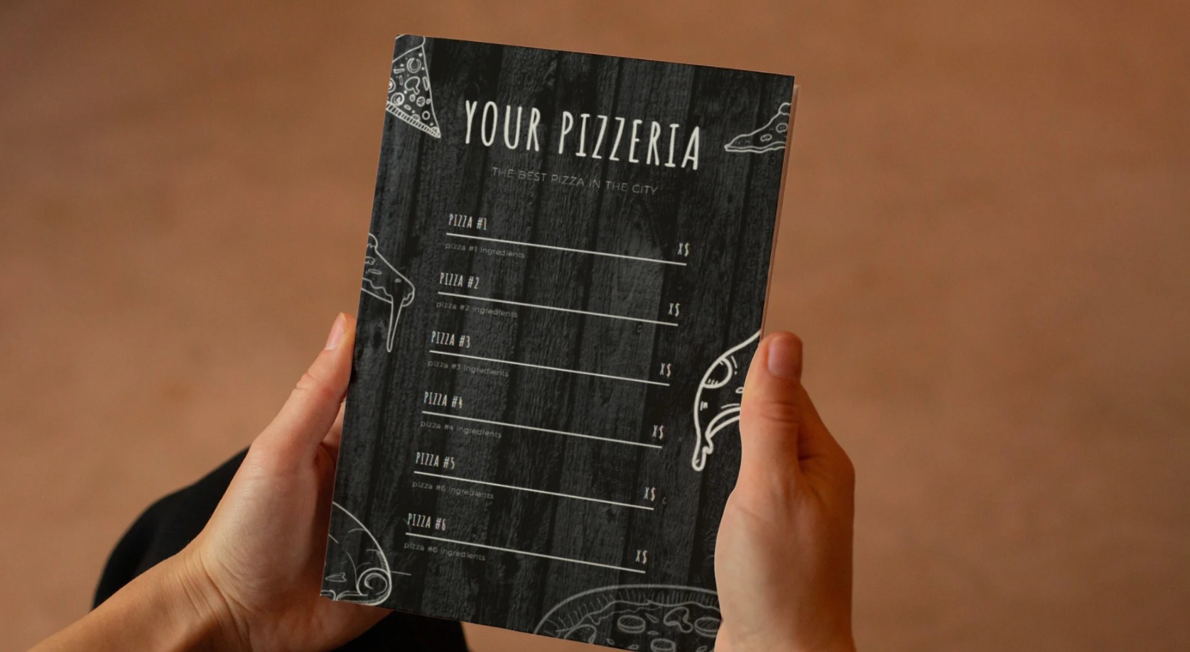 Dwie dłonie trzymają czarno-białe menu pizzerii z rysunkami pizzy w rogach, prezentujące listę sześciu pizz z cenami.