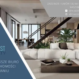 Wnętrze nowoczesnego salonu z narożną sofą w jasnych barwach, stolikiem kawowym z dekoracjami roślinnymi, schodami z czarną balustradą oraz jadalnią w tle, prezentowane przez biuro nieruchomości...