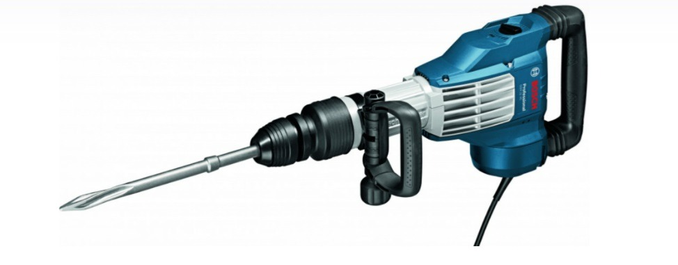 Niebiesko-biały młot udarowy marki Bosch z dodatkowym uchwytem, widoczny przewód zasilający, na białym tle.