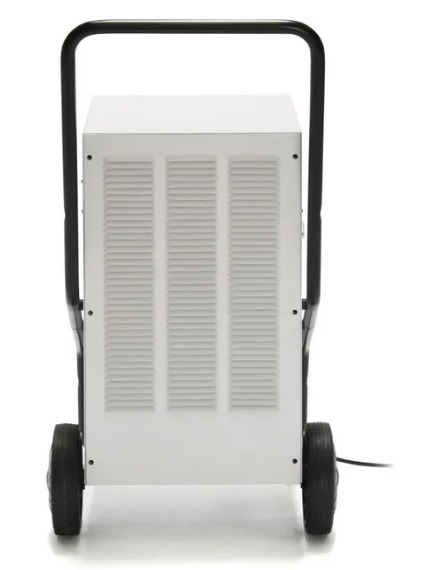 Biały osuszacz powietrza na kółkach z czarną rączką transportową, widok z tyłu, na białym tle.