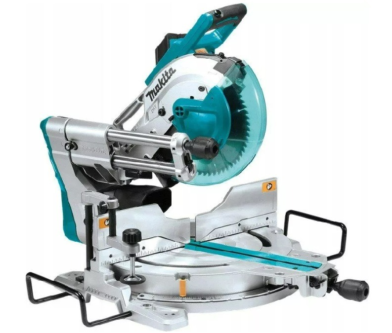 Piła ukosowa Makita LS1219L z tarczą osłoniętą przezroczystą osłoną, ustawiona na stole z metalową podstawą i regulowanymi prowadnicami.