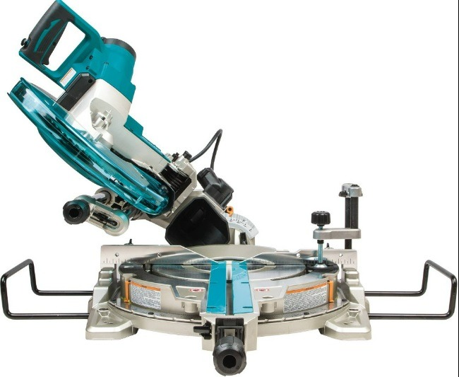 Ukośnica elektryczna Makita z tarczą tnącą, widoczne elementy mocujące i skala kątowa, tło białe.