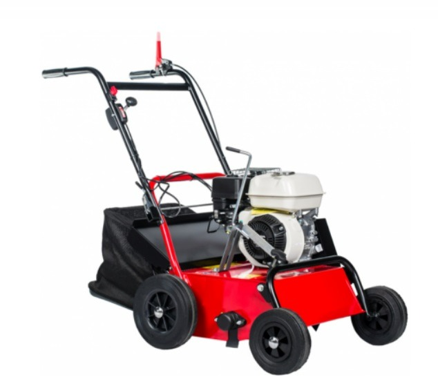 Wertykulator spalinowy, czerwona obudowa, czarne koła i kosz na trawę, silnik benzynowy, widok z boku na białym tle.
