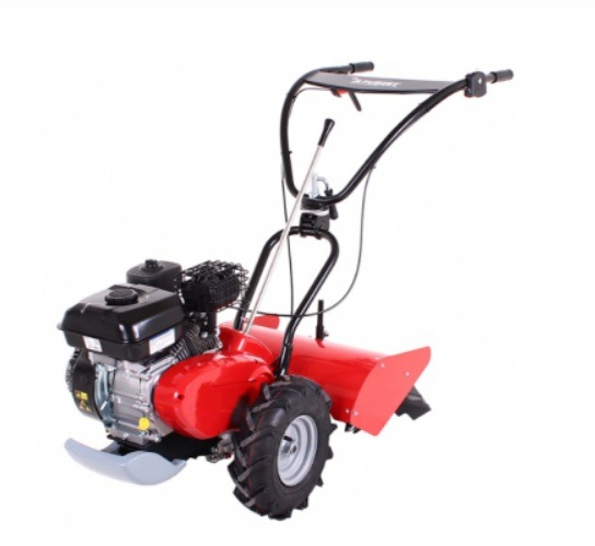 Czerwona glebogryzarka z silnikiem spalinowym, widok z boku na białym tle, opony z wyraźnym bieżnikiem.