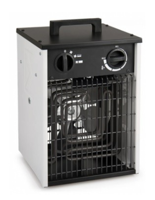 Przenośny grzejnik elektryczny z metalową kratką ochronną i regulacją temperatury na białym tle.