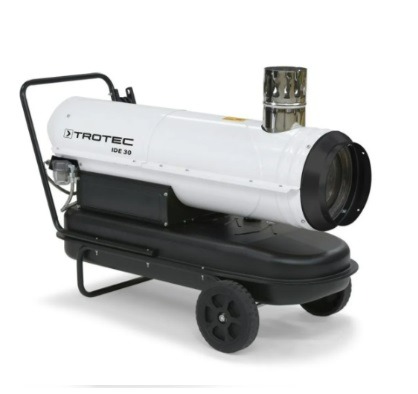 Biała nagrzewnica olejowa Trotec IDE 30 na czarnym wózku z kółkami, widok z boku, komin ze stali nierdzewnej, na białym tle.
