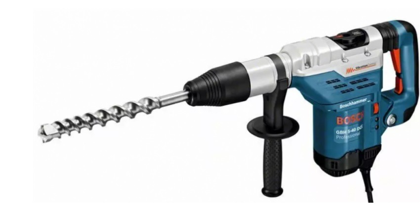 Niebiesko-srebrny młotowiertarka Bosch GBH 5-40 DC Professional z długim wiertłem spiralnym na białym tle.