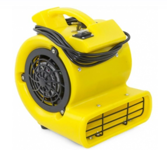 Żółta nagrzewnica/wentylator przemysłowy z czarną kratką ochronną, kablem zasilającym i uchwytem transportowym, ustawiona na białym tle.