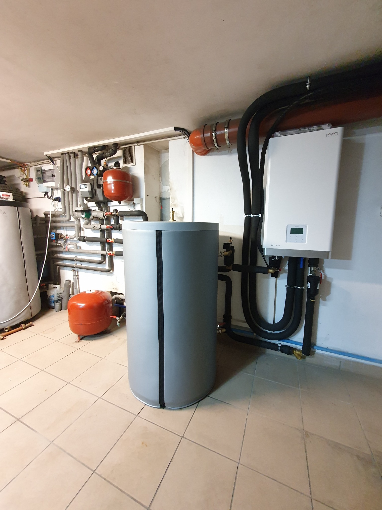 Zmodernizowana kotłownia, usunięty kocioł węglowy.