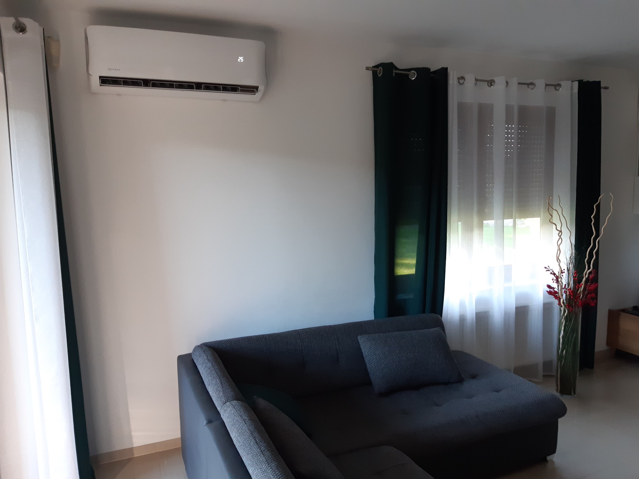 Pompa ciepła powietrze-powietrze, do grzania i chłodzenia latem.